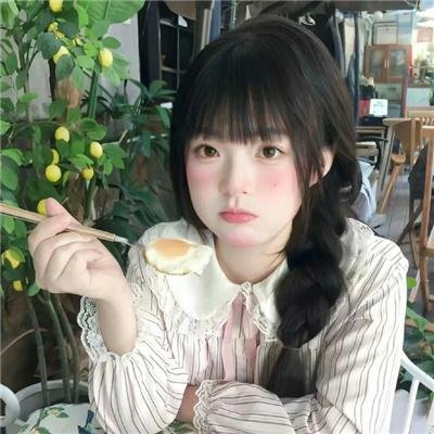 举杯畅饮的姐姐们